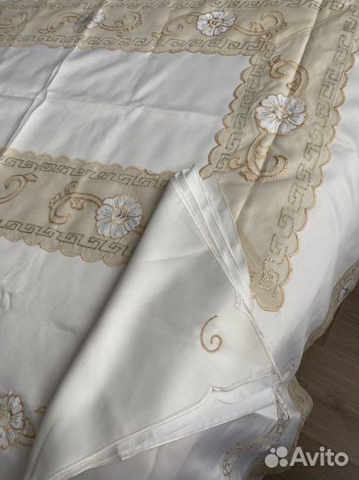 Скатерть с вышивкой новая