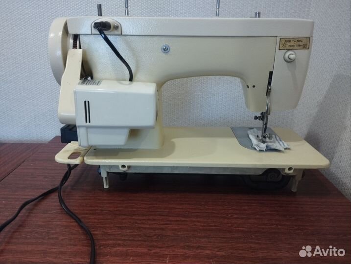 Швейная машина Чайка 142м
