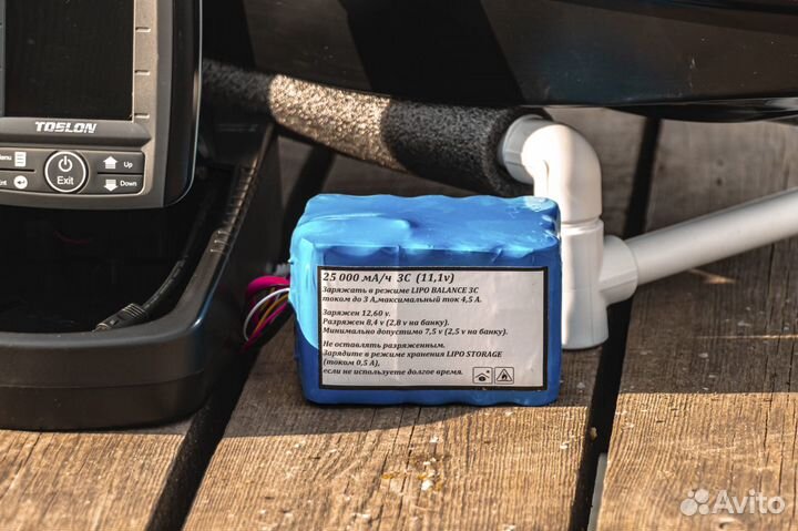 Прикормочный кораблик CamaraD c эхолотом,25А