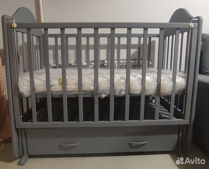 Детская кроватка с маятником