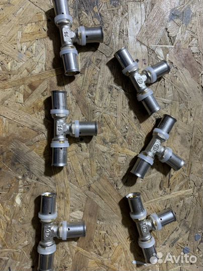 Valtec Тройник16,Соеден.пресс16x1/2,прес.угол26х26