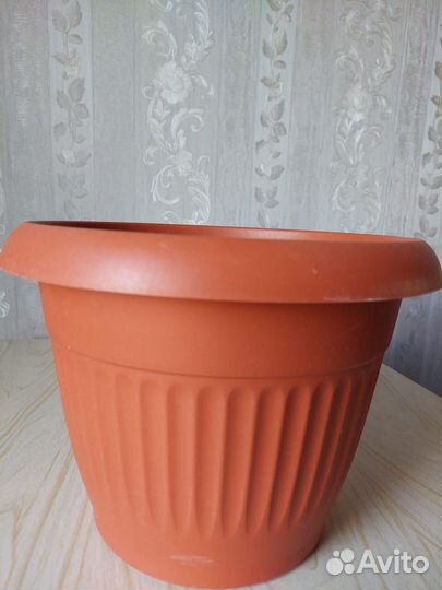 Большой цветочный горшок