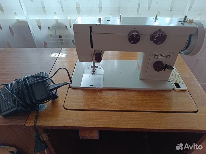 Швейная машинка Чайка с электроприводом и тумбой