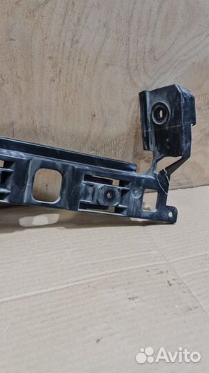Кронштейн бампера правый Volkswagen Passat B6