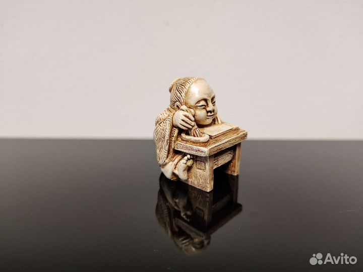 Нэцке мальчик рисующий Амэ-но-Удзумэ