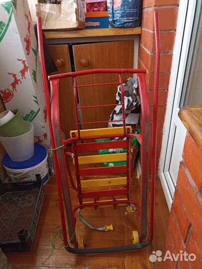 Сани с колёсиками и ручкой