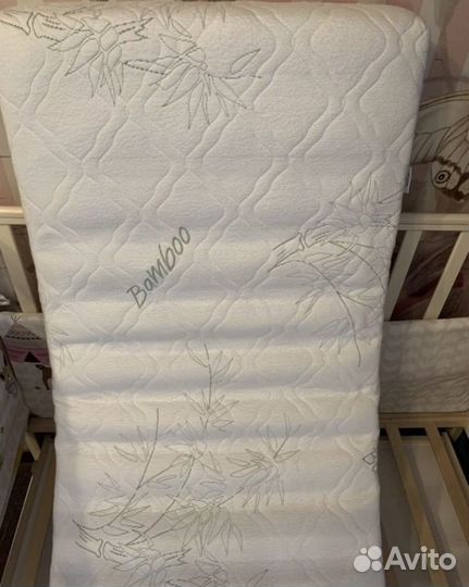 Детская кроватка с поперечным маятником и ящиком