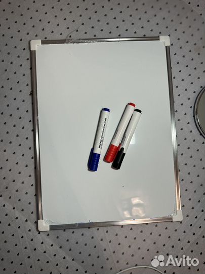 Доска для заметок с маркерами