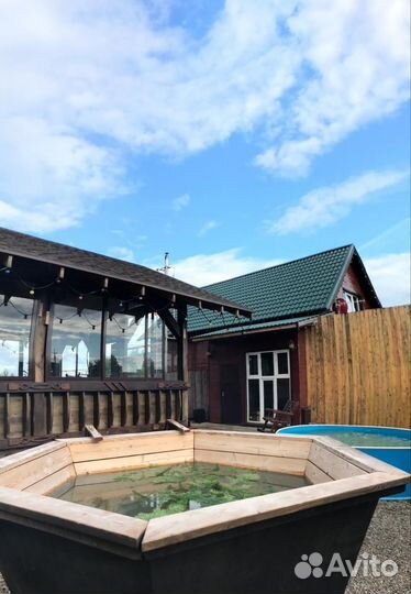 Беседка на берегу озера