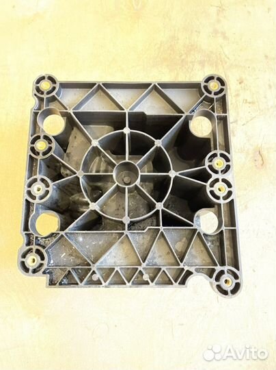 Рейндж ровер спорт 1 кронштейн кулисы