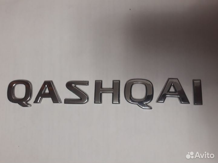 Эмблема крышки багажника Nissan Qashqai J11
