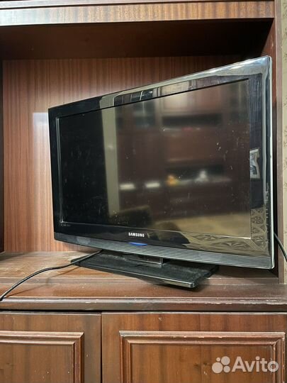 Телевизор, холодильник, часы, столик