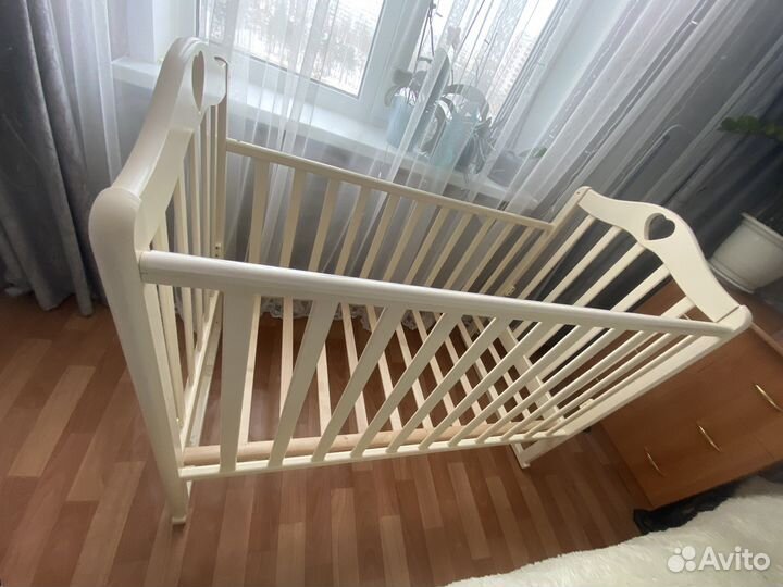 Детская кроватка с маятником