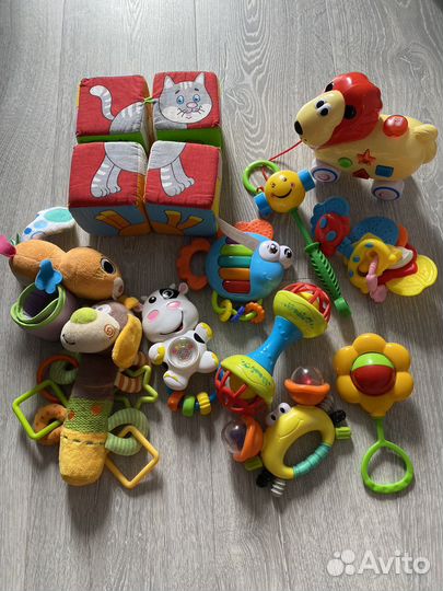 Игрушки погремушки для малыша