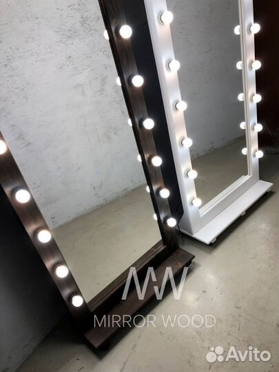 Гримерное зеркало с лампочками на колесиках