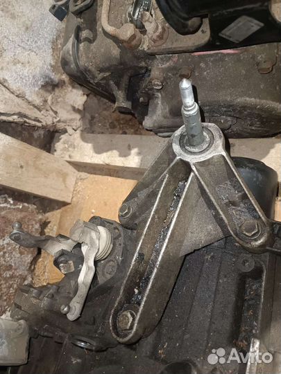 Кронштейн крепления МКПП Renault Megan 2