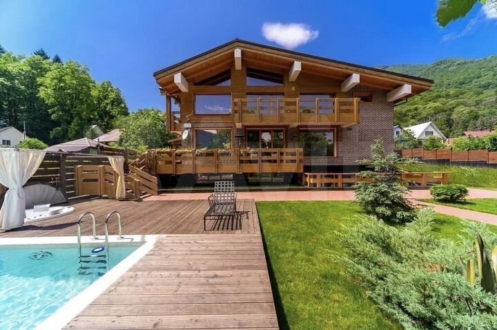 Дом 475 м² на участке 7 сот.