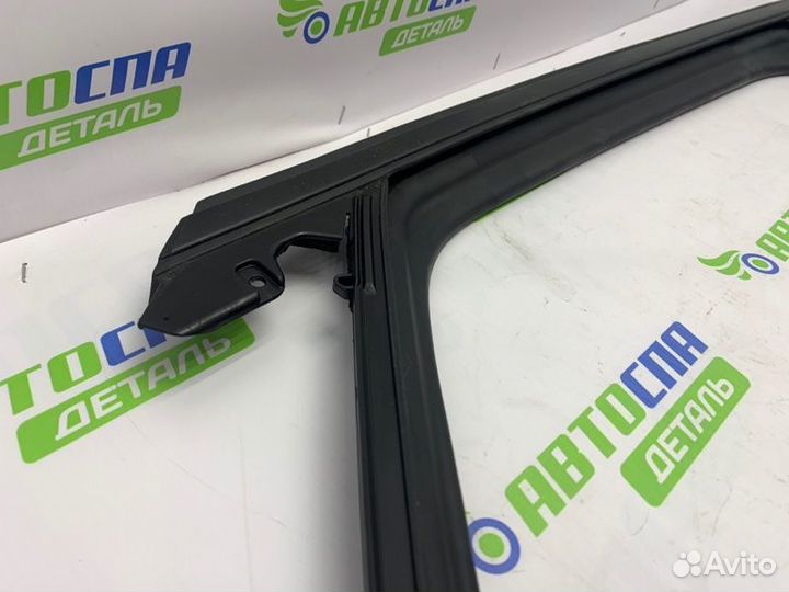 Уплотнитель стекла двери задний правый Mazda Cx-30