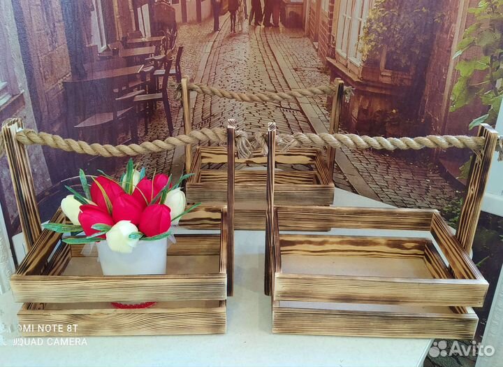 Ящик деревянный, тюльпаны из мыльных роз