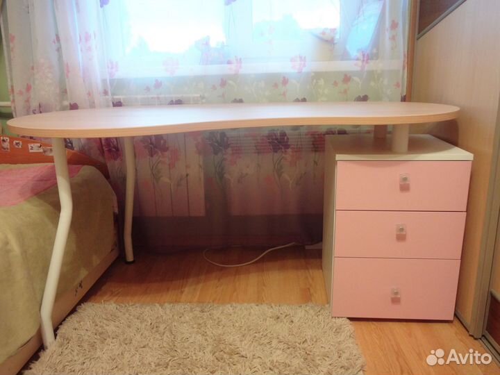 Письменный школьный стол с тумбой Инволюкс