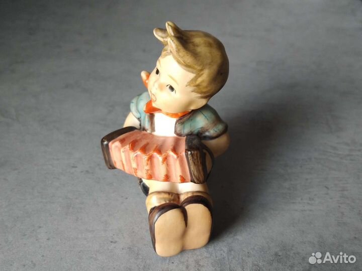 Статуэтка Goebel мальчик с гармошкой