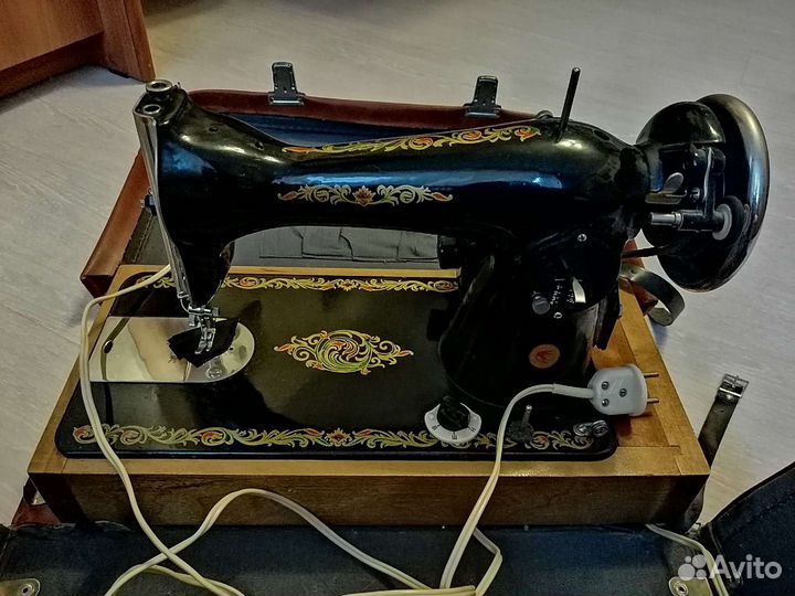Швейная машинка с ножным управлением в отличном со