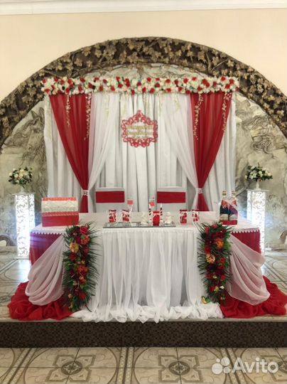 Свадебное украшение президиума молодоженов