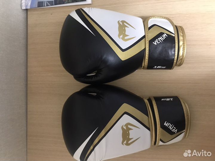 Боксерские перчатки venum 16 oz