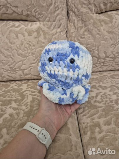 Голубой вязаный осьминог