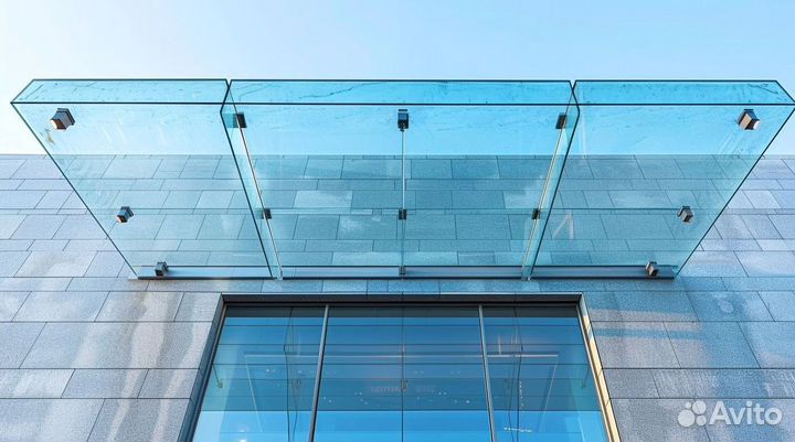 Стеклянный навес над входной группой