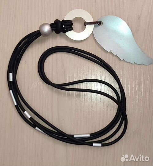 Металлический кулон на каучуковом шнурке