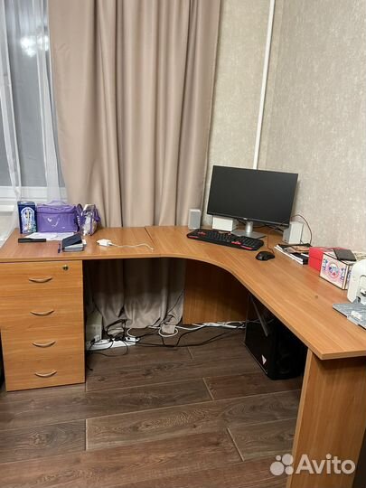 Угловой письменный стол