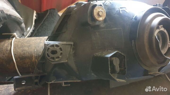 Фара передняя правая mitsubishi montero sport 1