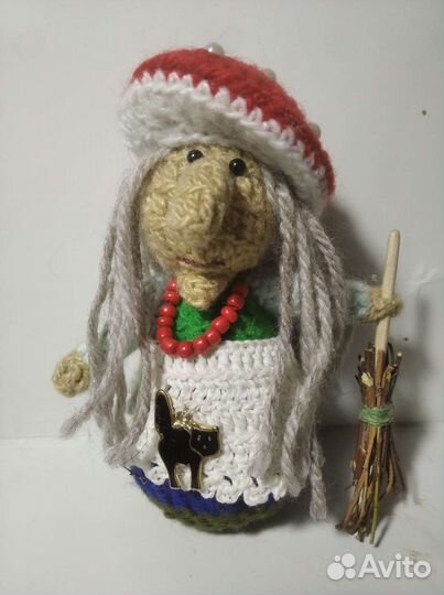 Вязаная игрушка Баба Яга