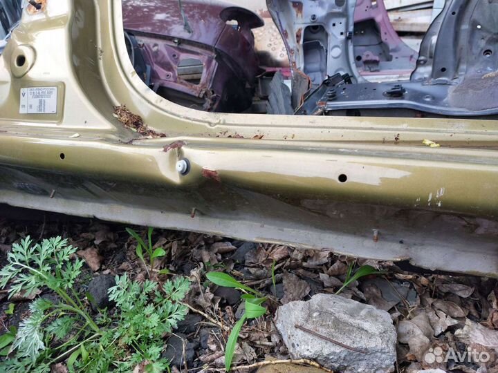 Порог правый. Renault Sandero Stepwey 2.2017г