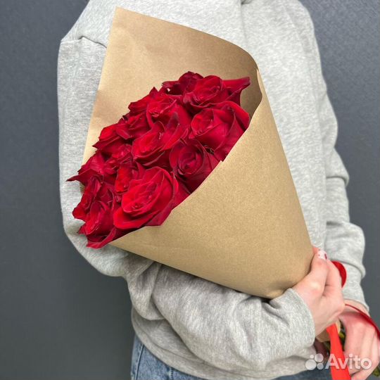 Букет из 15 красных роз Фридом 50см