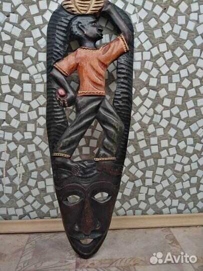 Резное панно из дерева