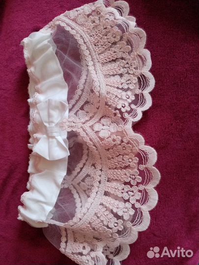 Красивый кружевной уголок с пояском на выписку