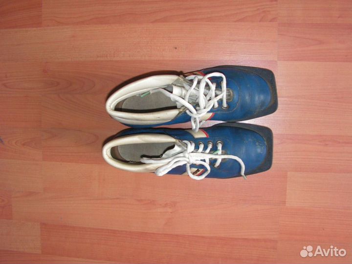 Лыжные ботинки Р42и37, палки.СССР