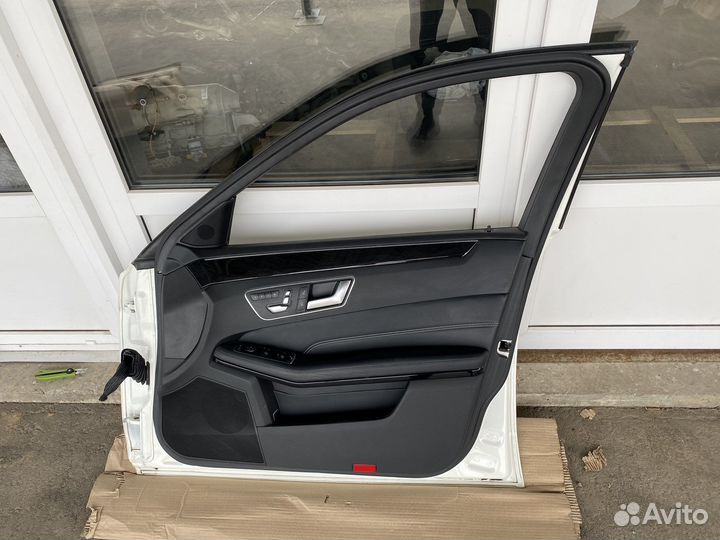 Передняя правая дверь Mercedes Benz w212 белая