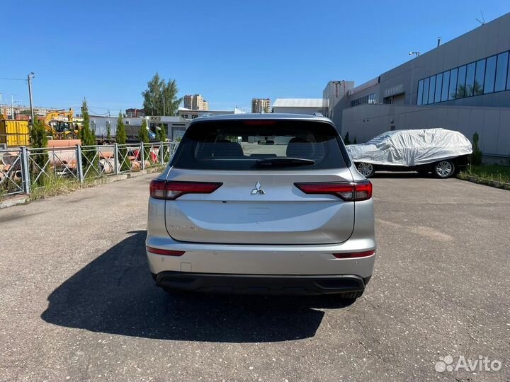 Mitsubishi Outlander 2.5 CVT, 2022, 60 км