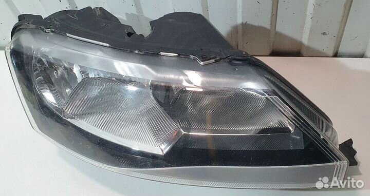 Фара правая Skoda Rapid (битый корпус )