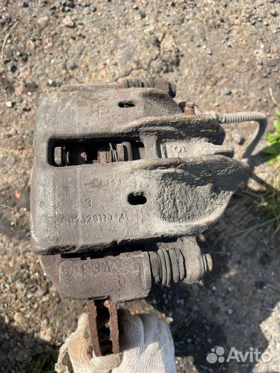 Суппорт передний MR249222 Carisma