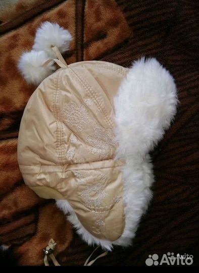 Продаются Шапки зимние 2 штуки, бордовая и кремова