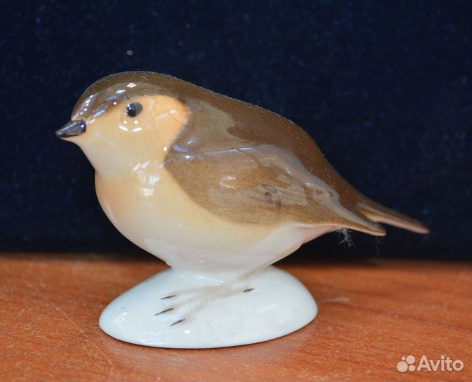 Фарфоровая статуэтка- птичка. лфз (высота 6 см)