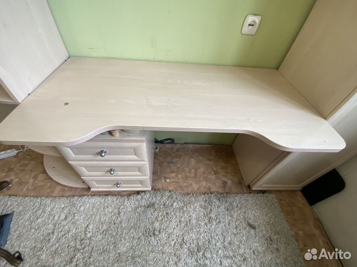 Комплект детской мебели. Стол с шкафами