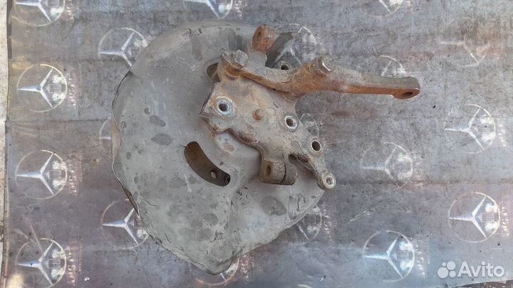 Мерседес E-Класс Кулак передней ступицы Прав