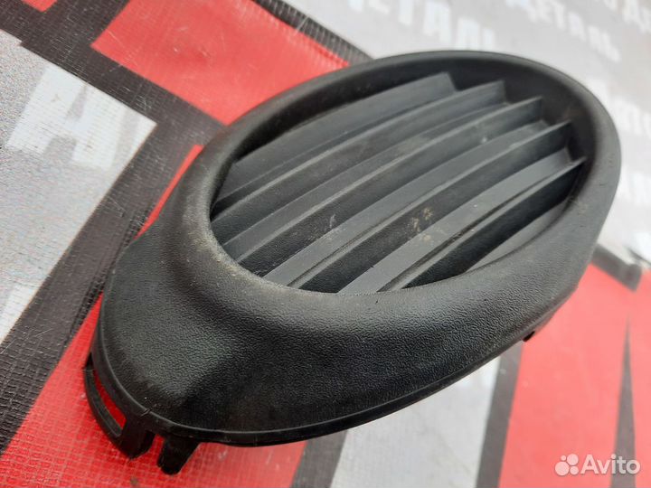 Заглушка переднего бампера правая Ford Focus 3