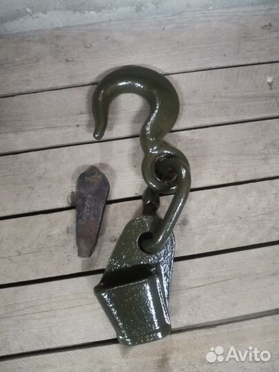 Крюк клиновый газ 66 3308