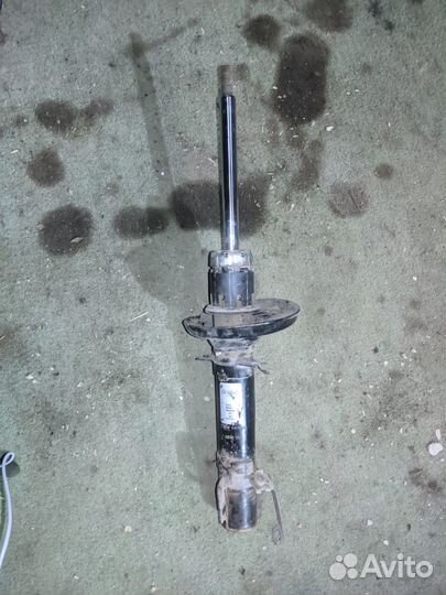 Стойка амортизатор перед правая Volkswagen Golf 4